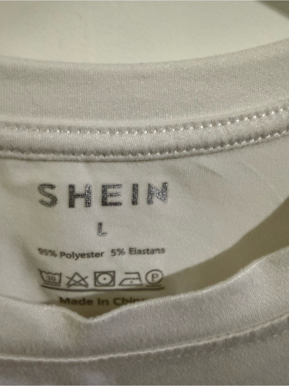 SHEIN White Short Sleeve Tee with Red Heart Graphic - Picture 2 of 3